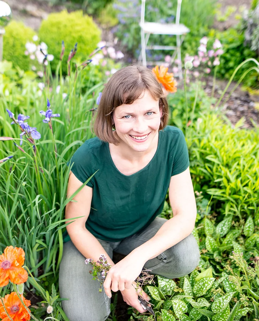 Gunhild Rudolph sitzt in einem Garten