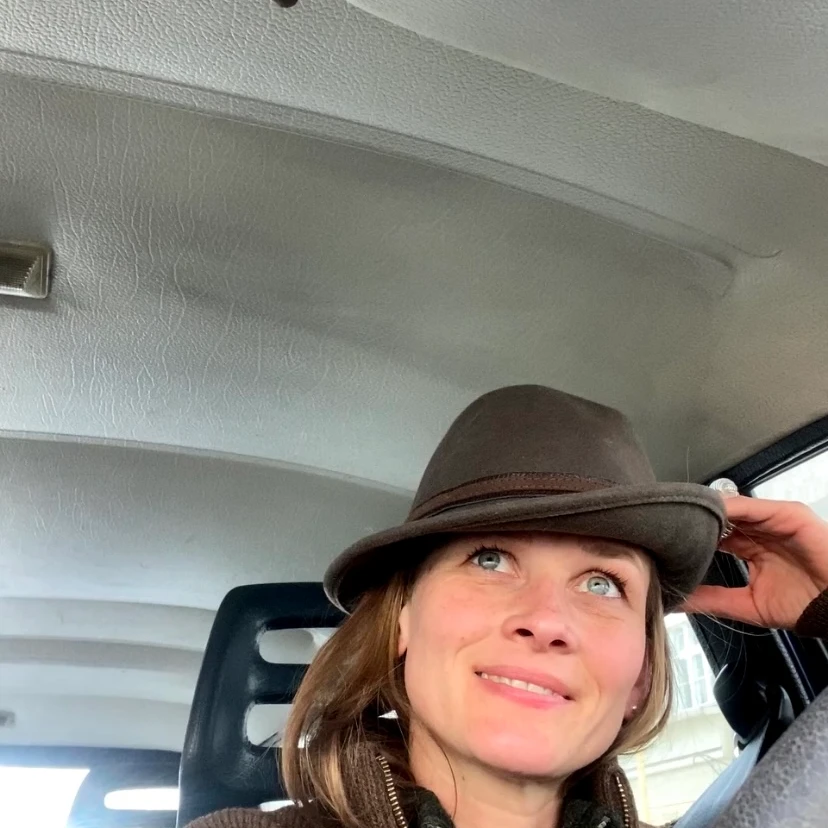 Gunhild Rudolph im Auto mit einem Hut auf dem Kopf