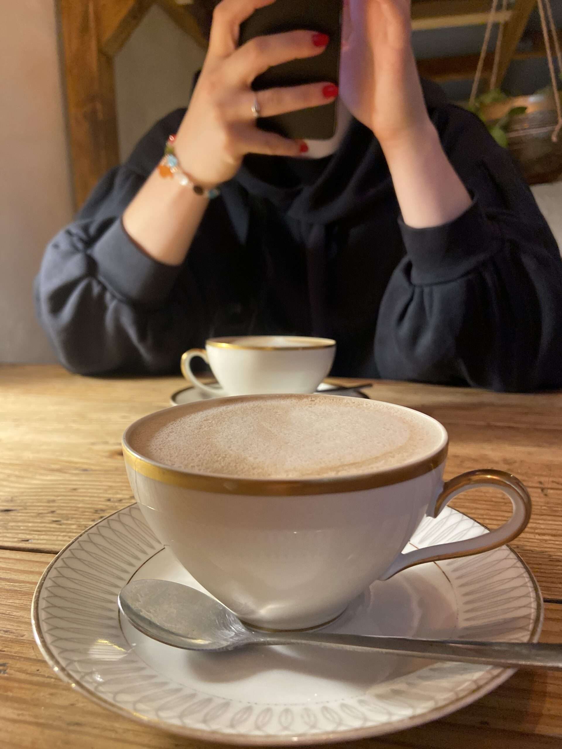 Jahresrückblick 2023 Gunhild Rudolph: Goldrandkaffeetasse in Hamburg