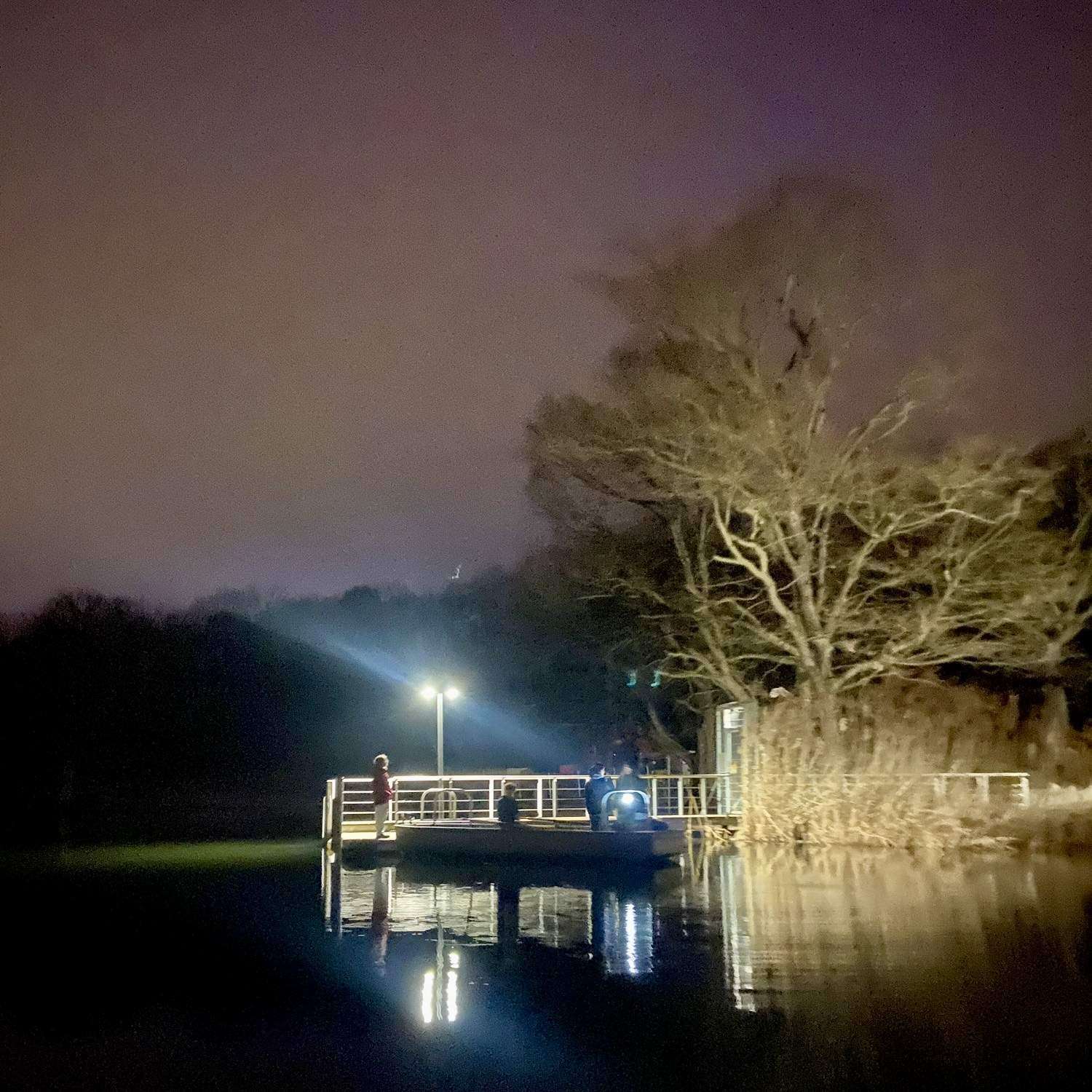 beleuchteter Steg in der Nacht