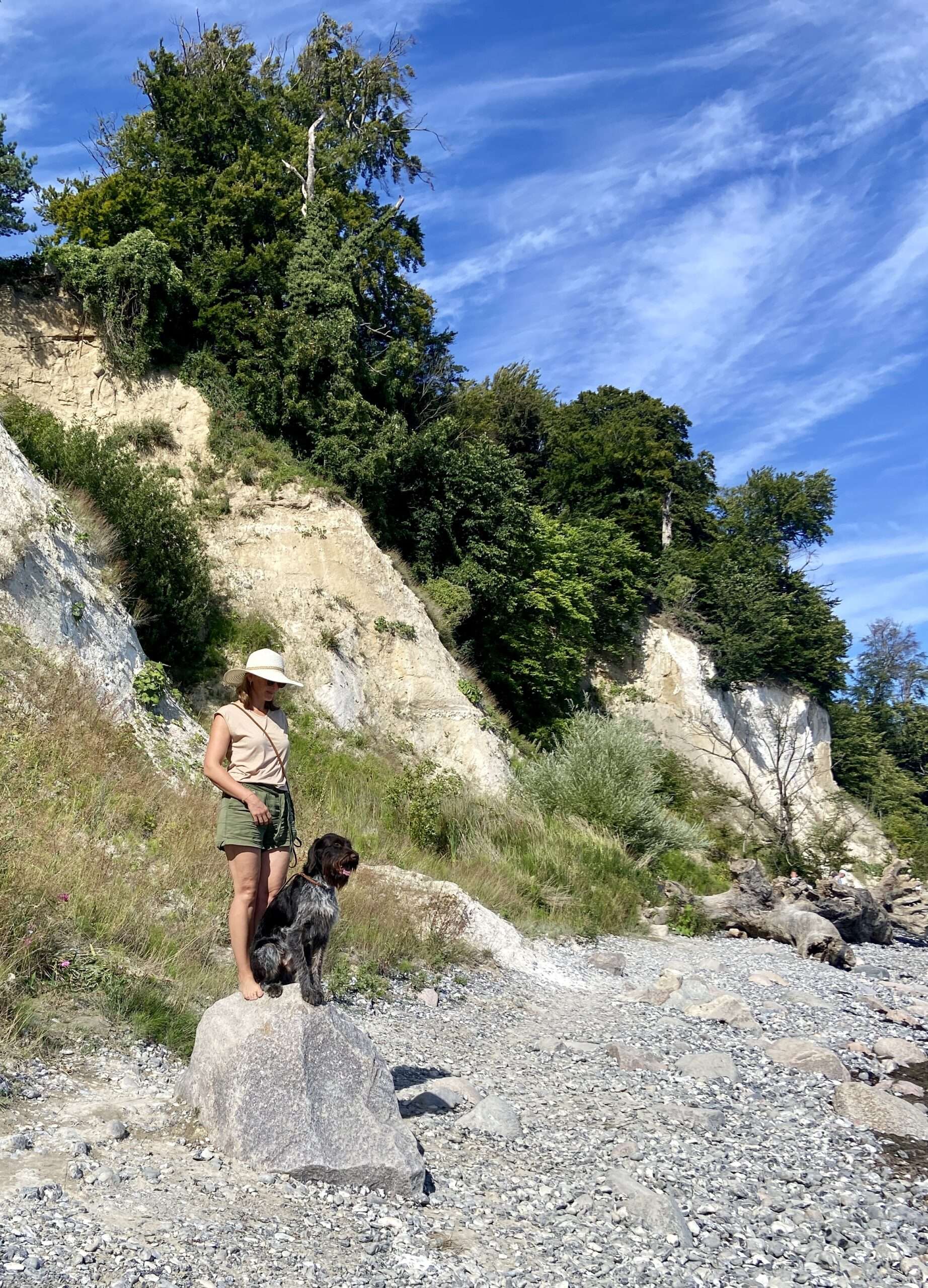 Gunhild und Braja an der Steilküste auf Rügen auf einem Felsen