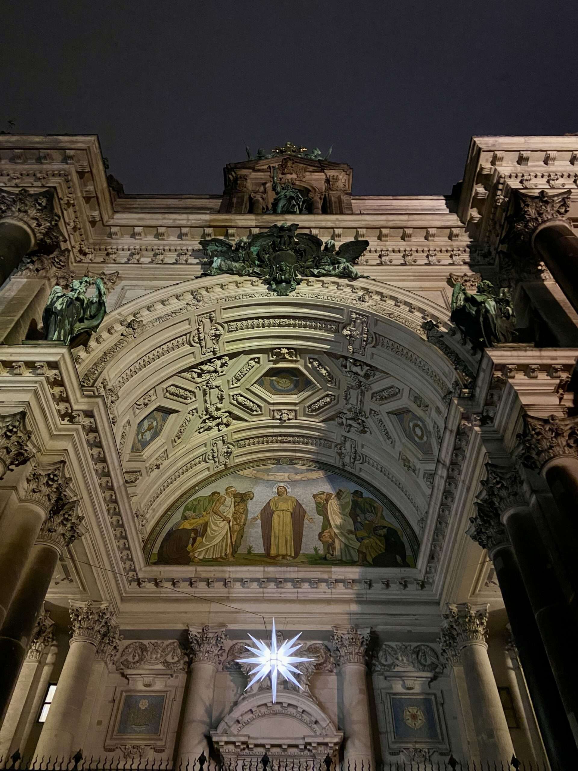 Eingang vom Berliner Dom zu Weihnachtn