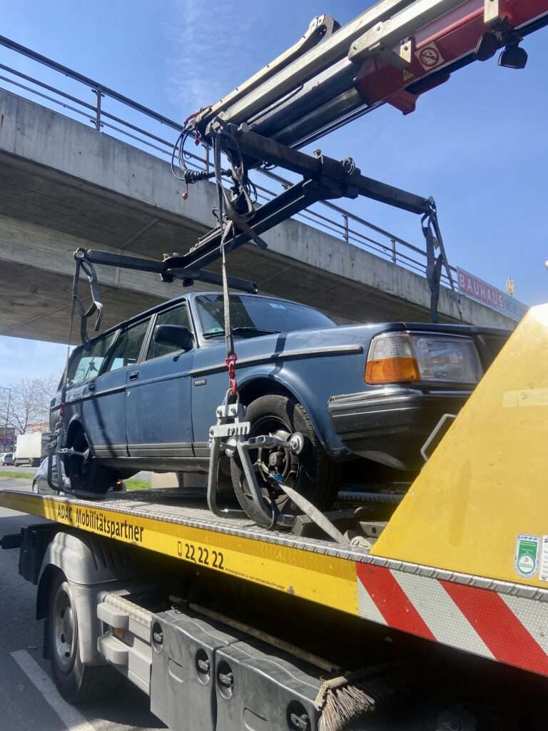 Der blaue Volvo wird abgeschleppt