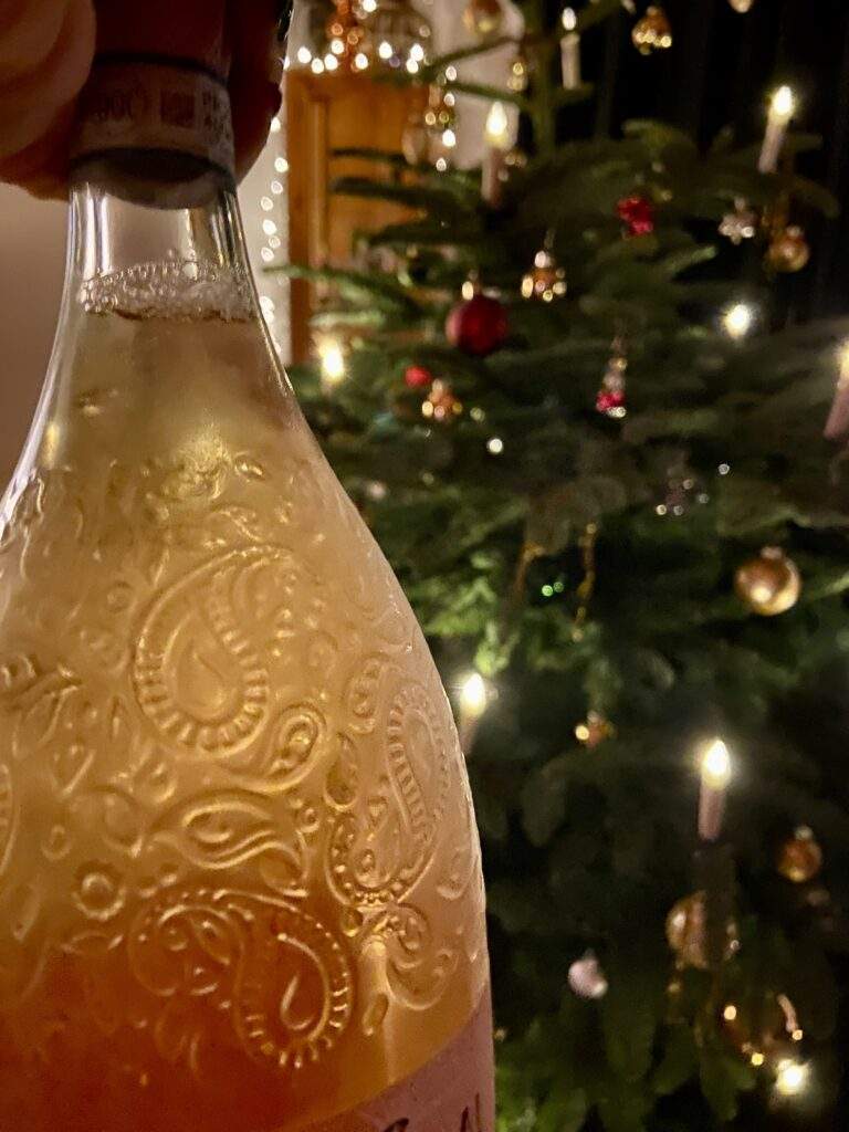 Sektflasche am Weihnachtsbaum