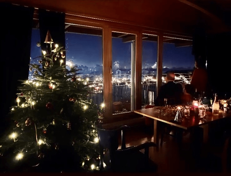 Silvester mit Weihnachtsbaum und Ausblick in einen Himmel voller Raketen bei Gunhild Rudolph
