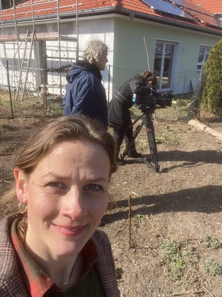 Gunhild Rudolph mit dem Kamerateam von rbb
