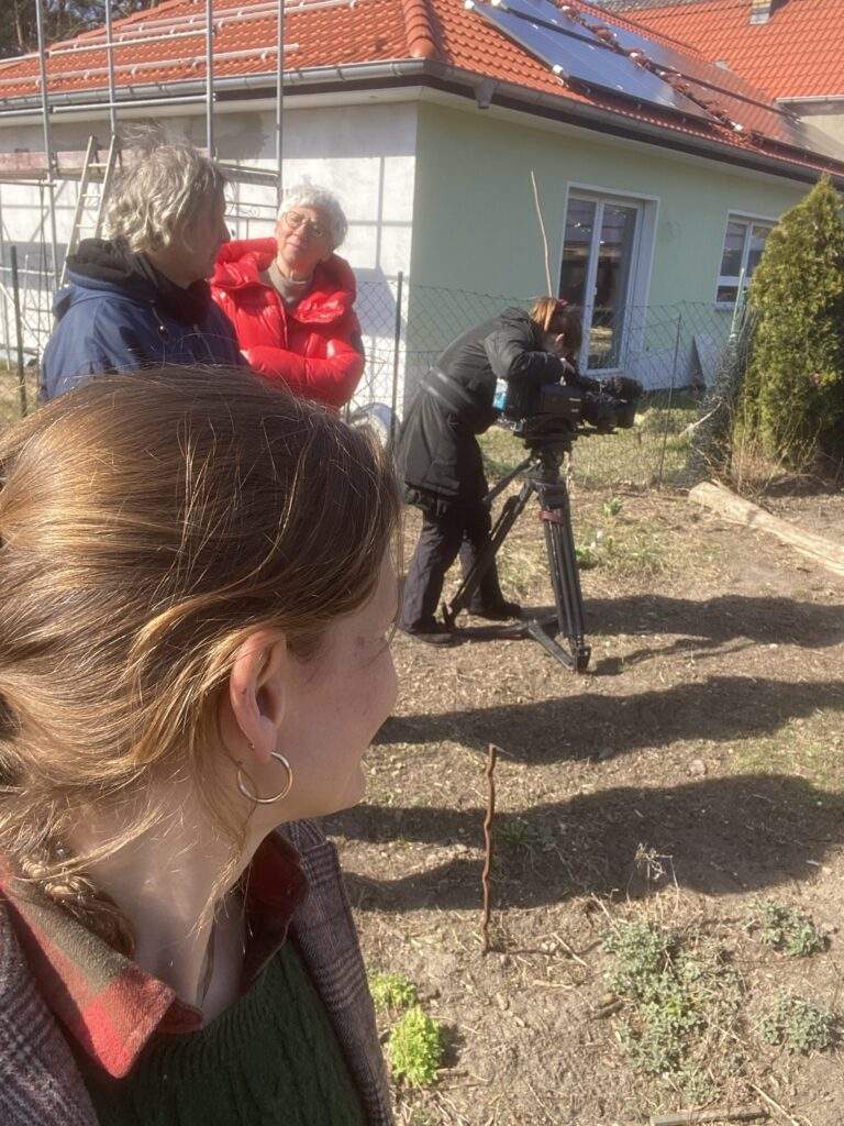 Gunhild Rudolph mit dem Kamerateam vom rbb