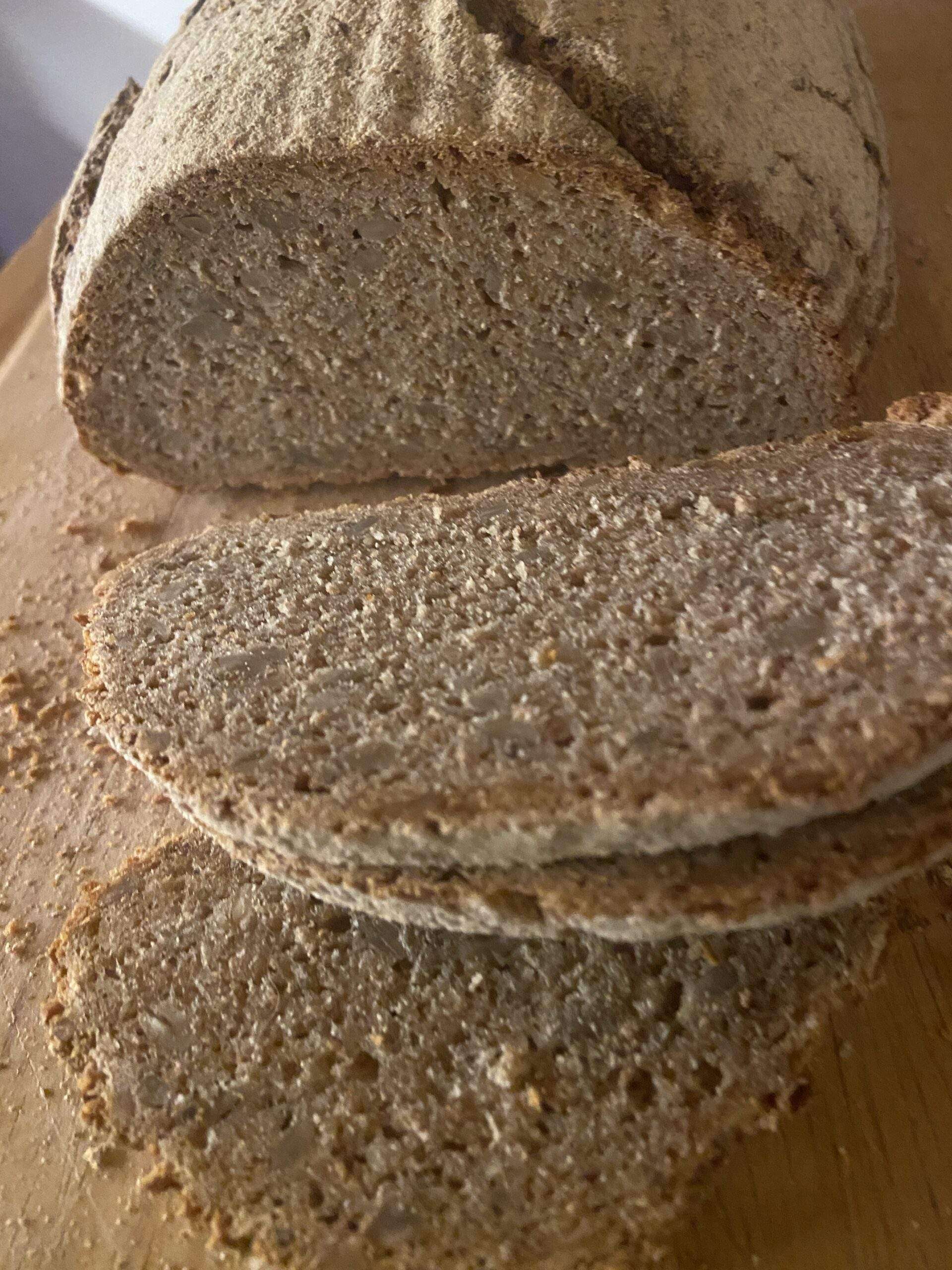 Aufgeschnittenes Sauerteigbrot mit Sonnenblumenkernen. Selbst gebacken.