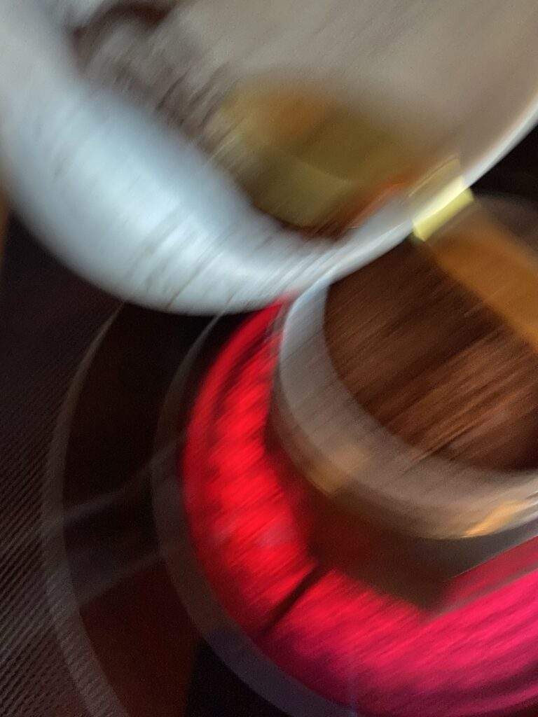 Verschwommenes Bild einer Espressokanne auf der glühenden Herdplatte