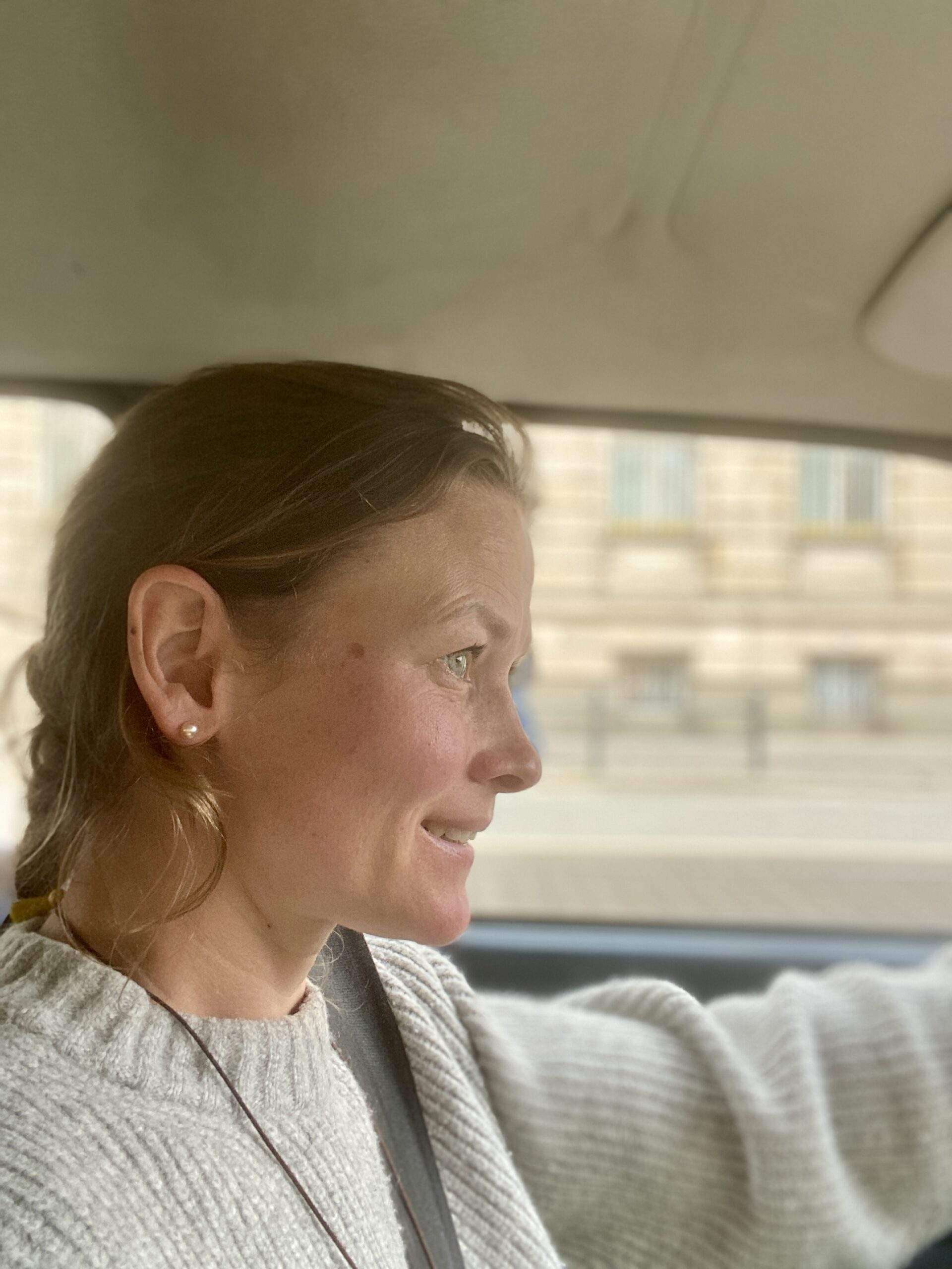 Gunhild Rudolph hat Freude beim Auto fahren.