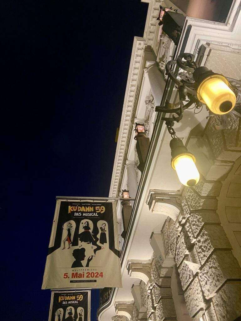 Fassade des Theater des Westens in der Nacht