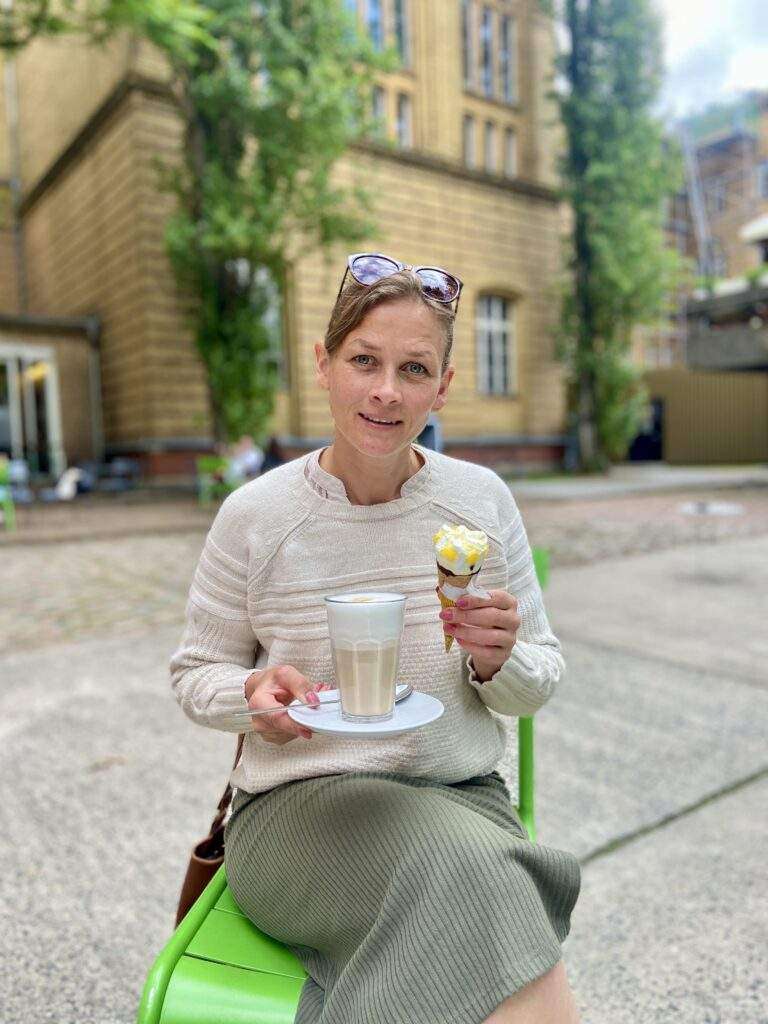 Gunhild Rudolph in der Universität der Künste mit Eis und Latte Macchiato