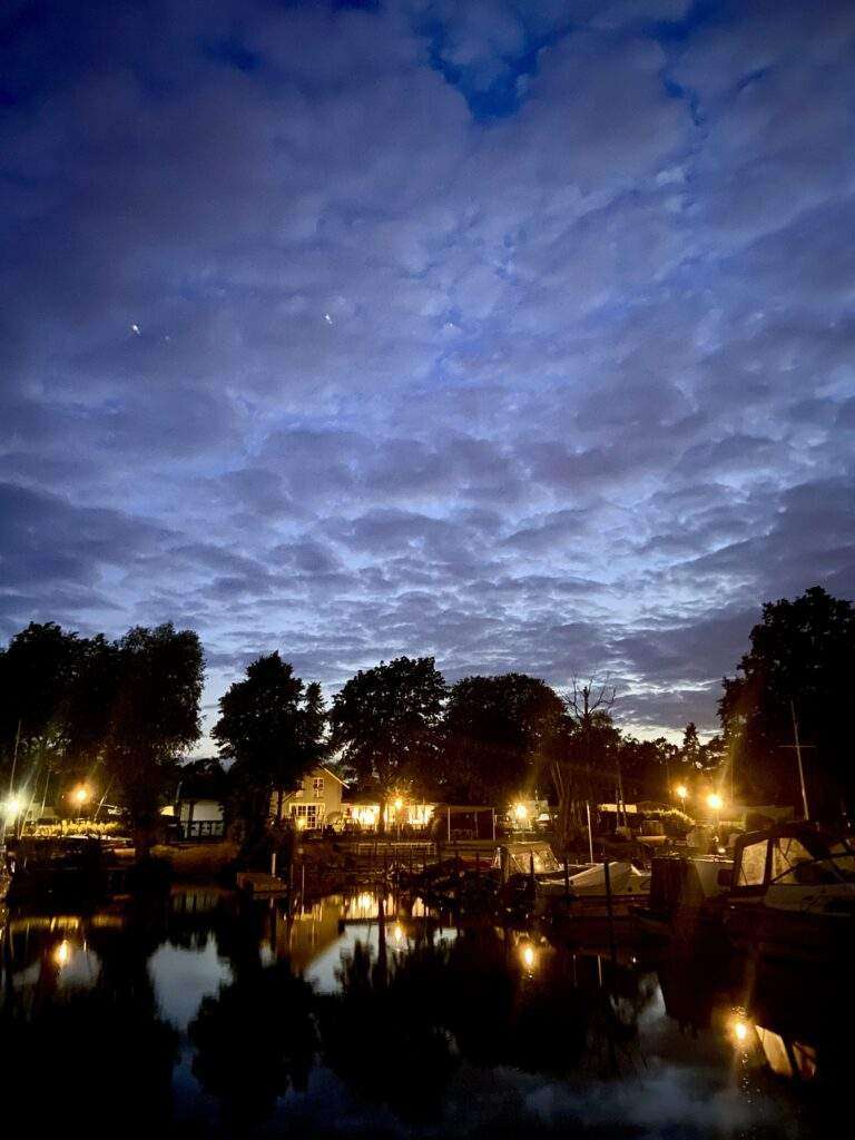 Am Hafen spiegeln sich Lichter im ruhigen Wasser