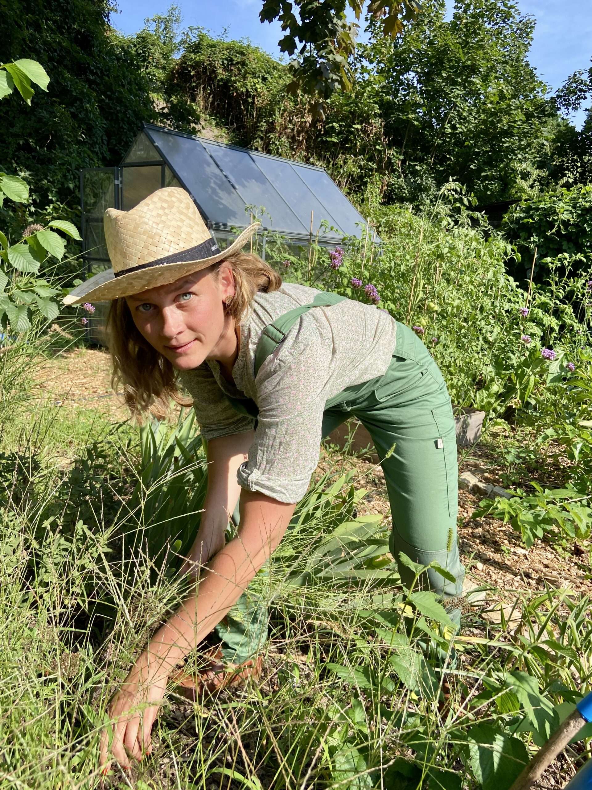 Gunhild Rudolph hilft im Garten