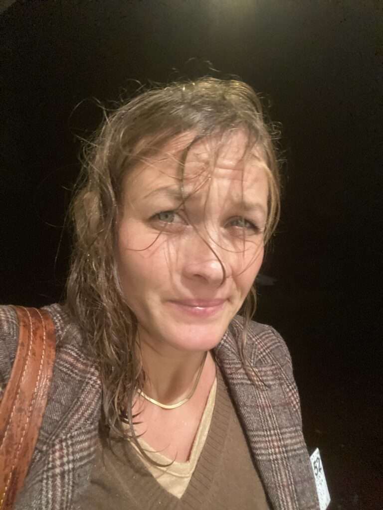 Gunhild Rudolph mit nassen Haaren vom Regen