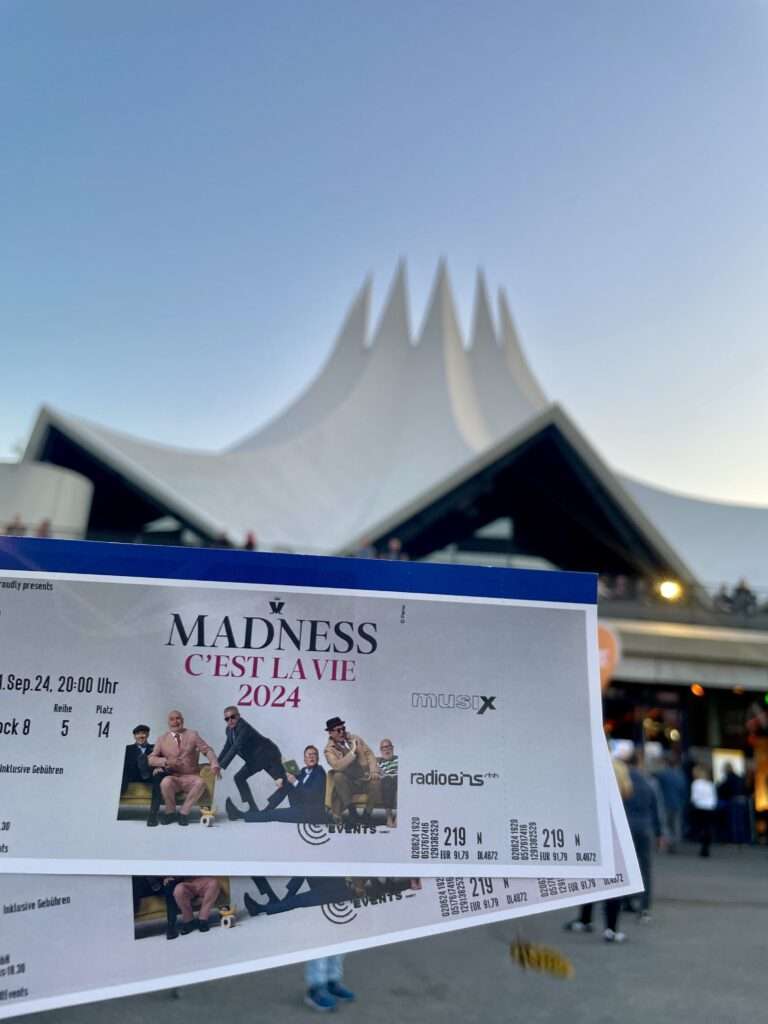 Tickets vor dem Tempodrom in Berlin für das Madnesskonzert Cést la vie 2024