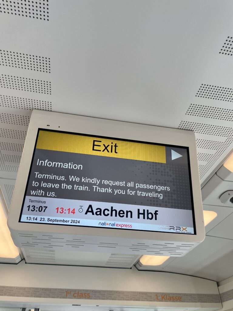 Anzeige in Bahn: Nächste Station Aachen