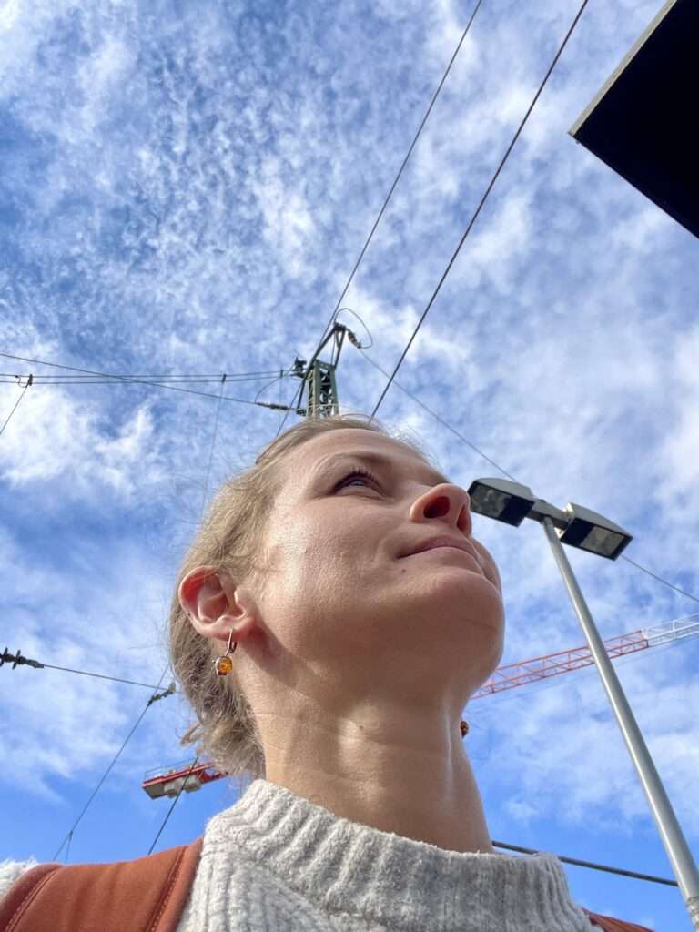 Selfie Gunhild Rudolph am Bahnhof