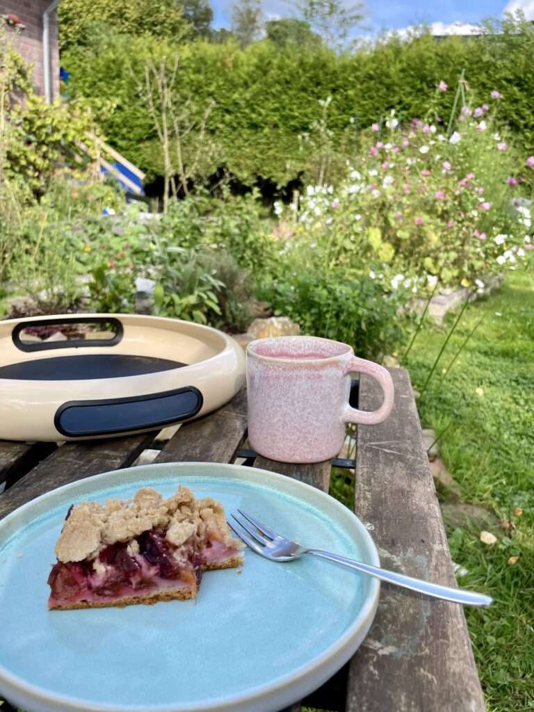 Kuchen und Tee auf dem Gartentisch