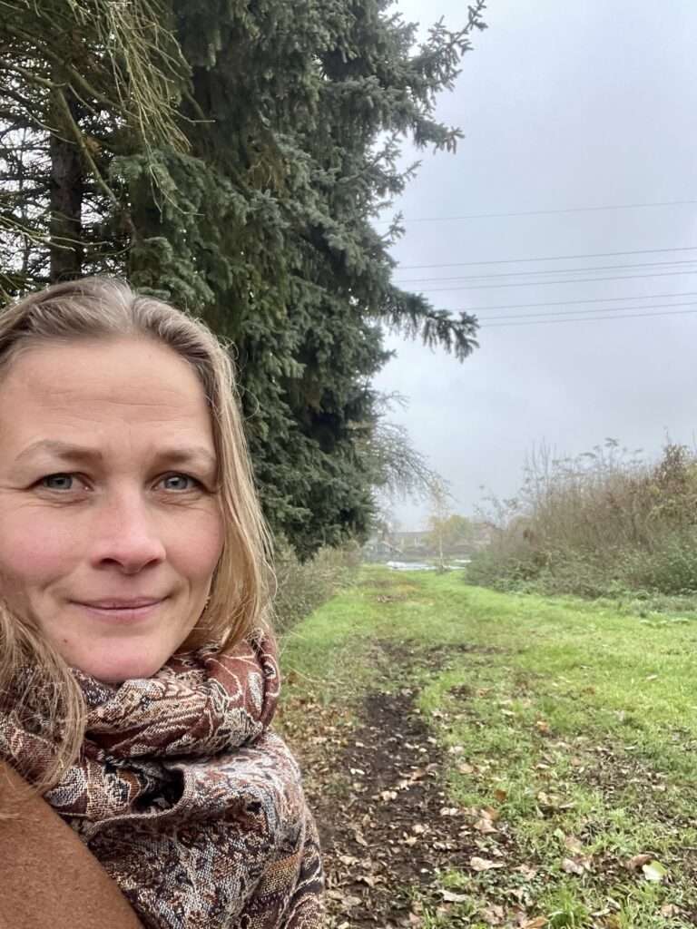 Portrait Gunhild Rudolph vor einer verlassenen Gärtnerei