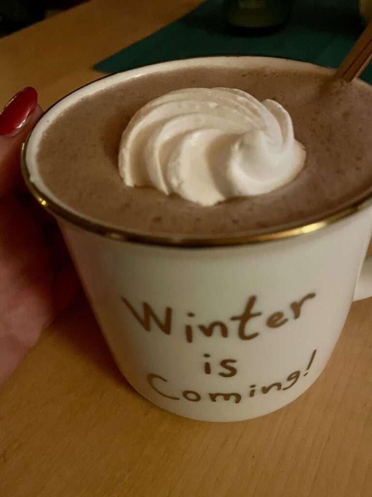 Winter is coming-Tasse mit heißer Schokolade mit Sahne