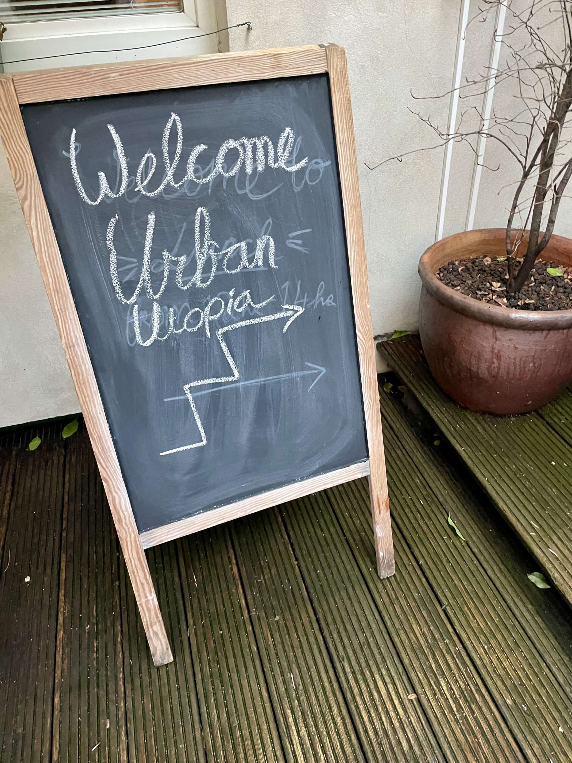 Welcome Urbanutopia Schild