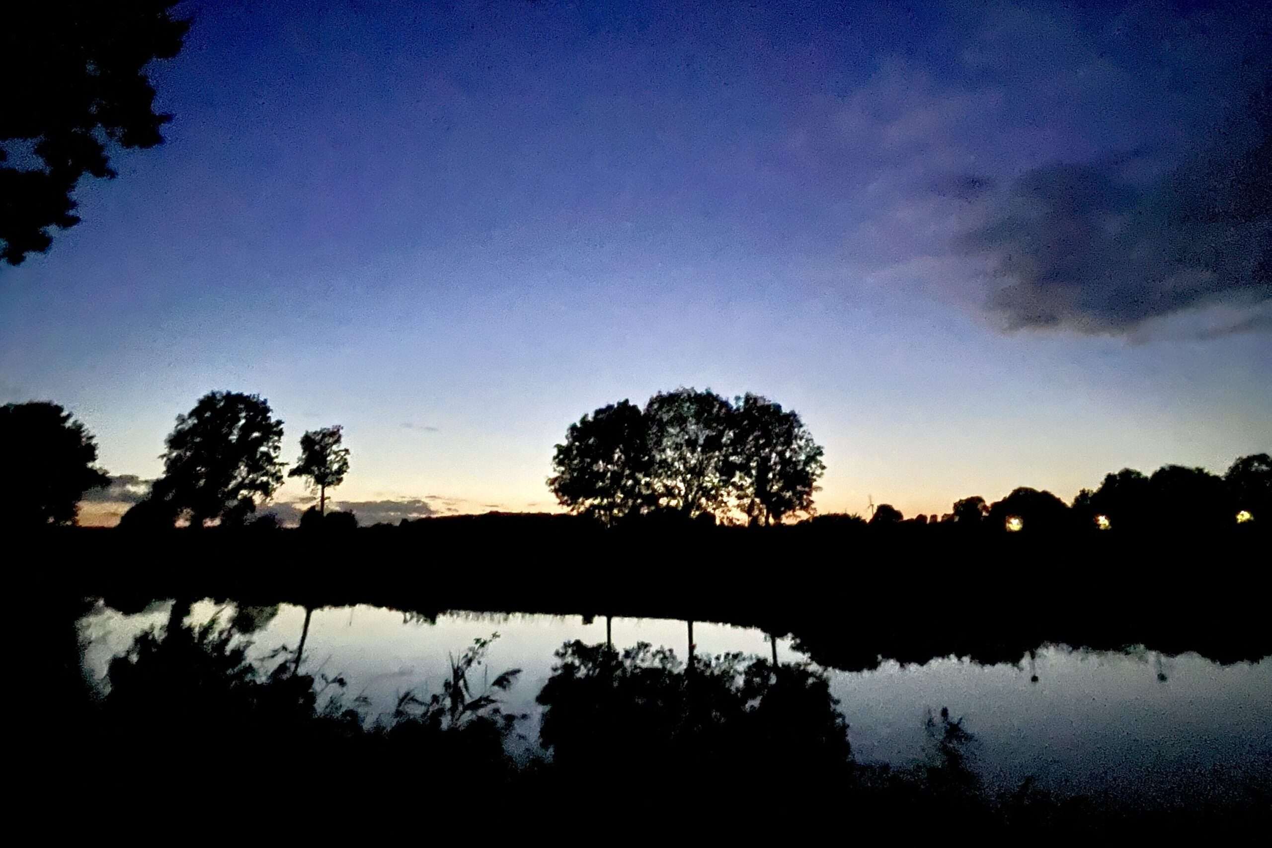 Kanal und Bäume vor letztem Sonnenuntergang