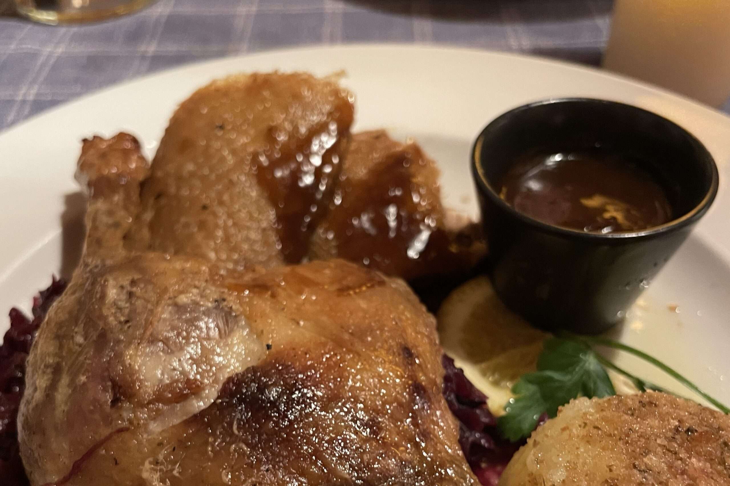 Gebratene Ente mit Rotkohl und Kloß