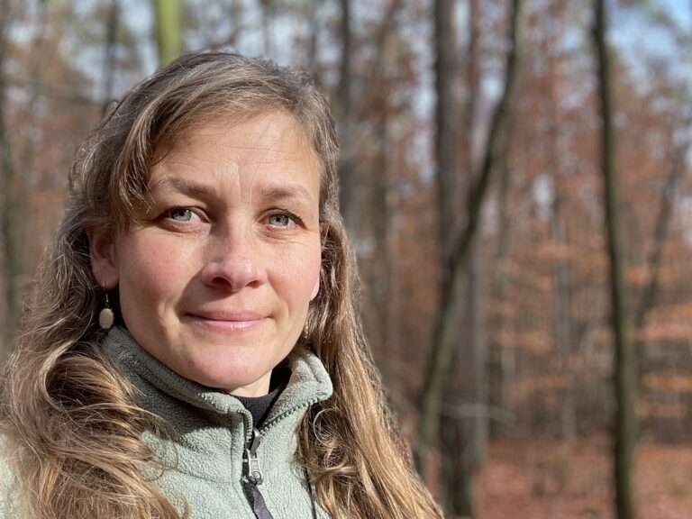 Gunhild Rudolph bim Protrait im Wald während der vegetationsarmen Zeit als Teil von Beobachtung und Aufenthalt im naturnahen Umfeld.