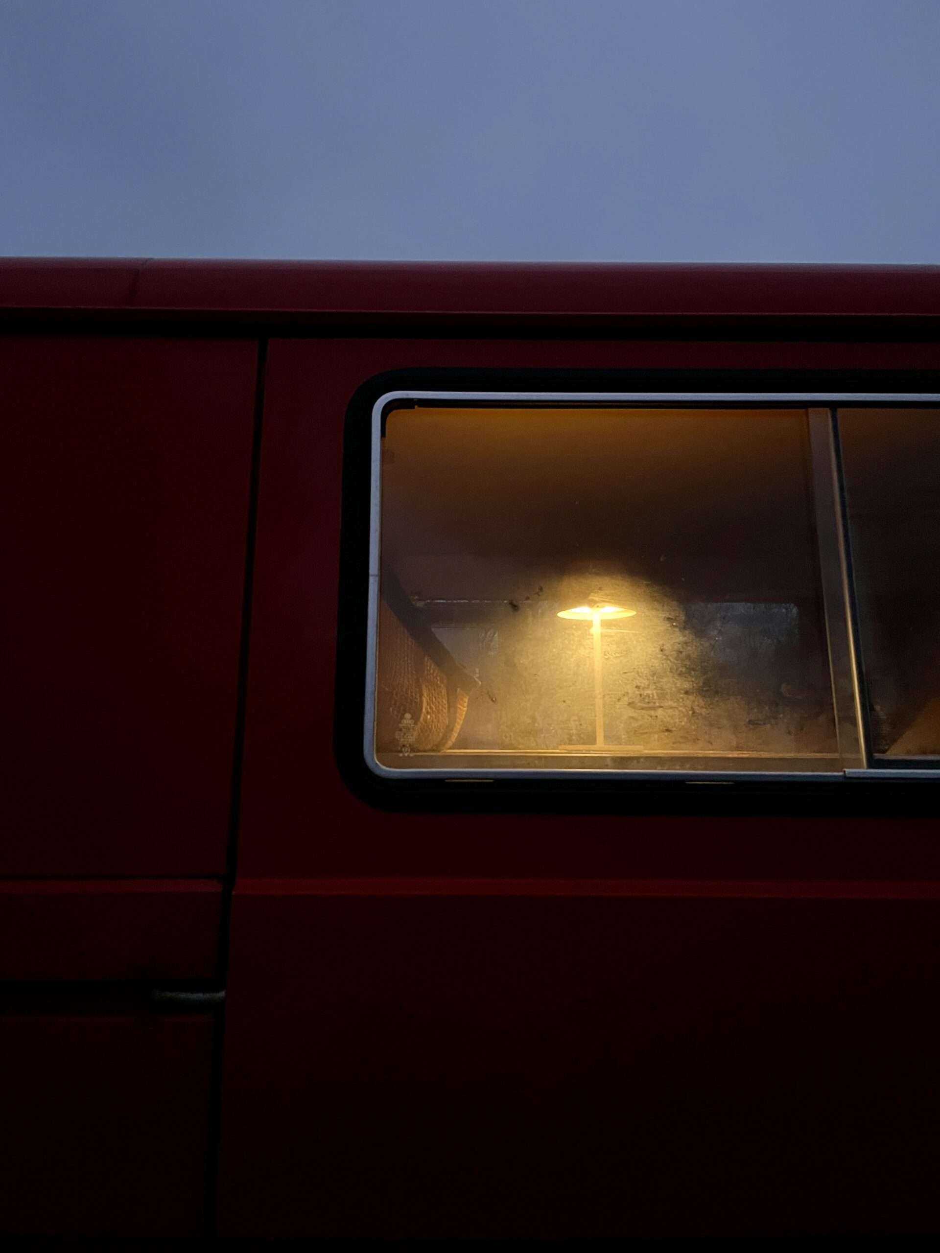 Kleines Licht hinter beschlagenem Fenster der alten VW-Feuerwehr von Gunhild Rudolph