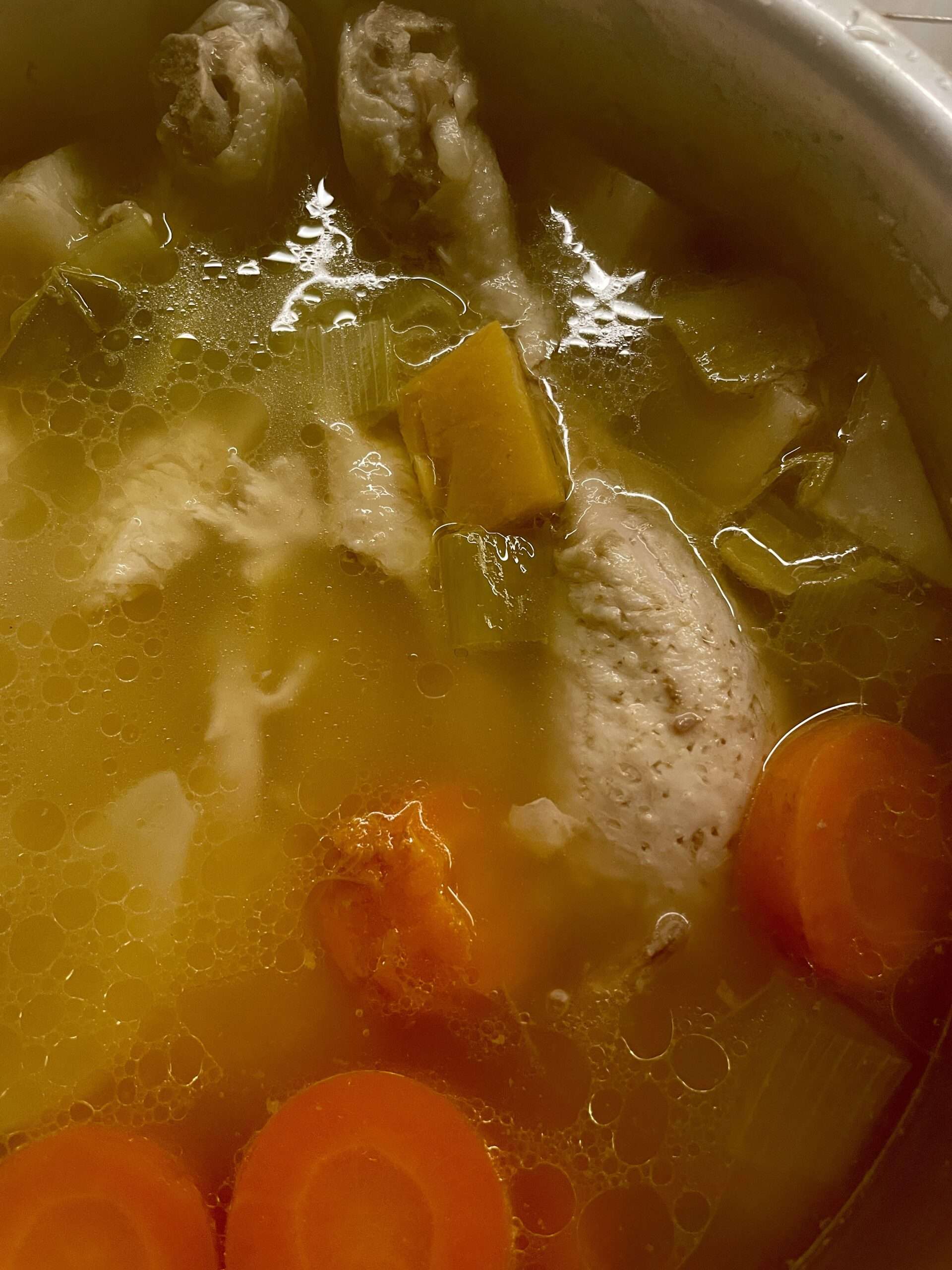 Blick in den Topf mit Hühnerbrühe. Bild von Gunhild Rudolph 