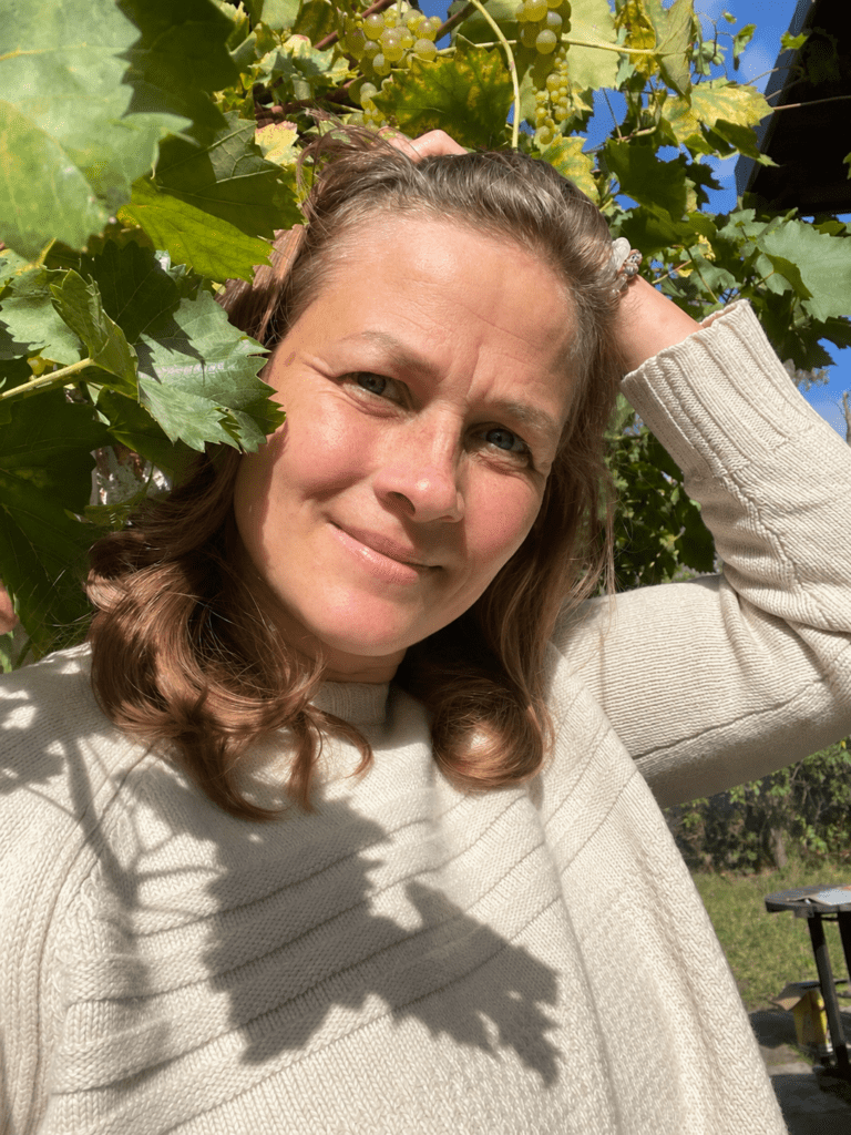 Gunhild Rudolph unter einer Weinranke